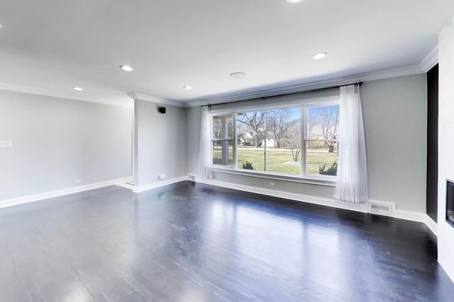 2055 Walnut Circle, Northbrook, IL 60062