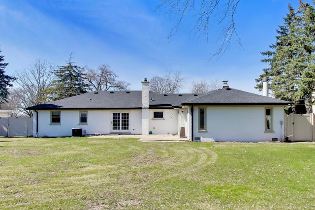 2055 Walnut Circle, Northbrook, IL 60062