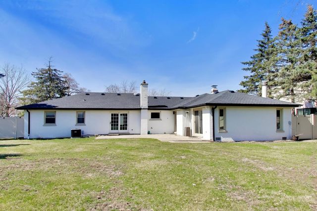 2055 Walnut Circle, Northbrook, IL 60062