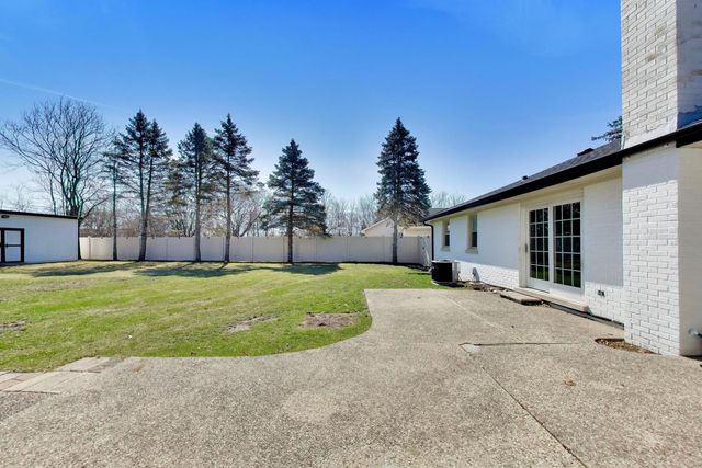 2055 Walnut Circle, Northbrook, IL 60062