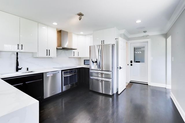 2055 Walnut Circle, Northbrook, IL 60062