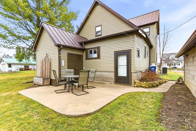 555 Pine Avenue, Hillsboro, WI 54634