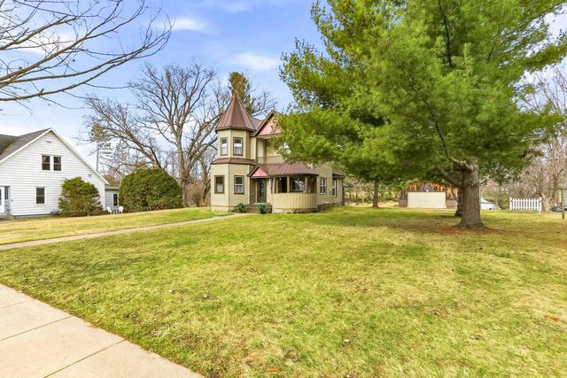 555 Pine Avenue, Hillsboro, WI 54634