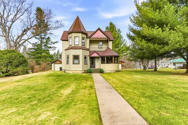 555 Pine Avenue, Hillsboro, WI 54634