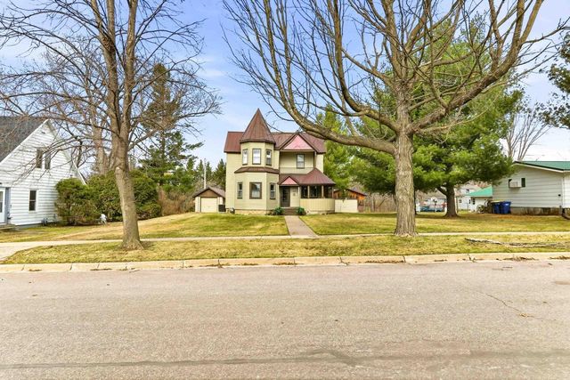 555 Pine Avenue, Hillsboro, WI 54634
