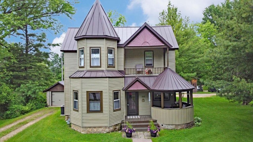 555 Pine Avenue, Hillsboro, WI 54634