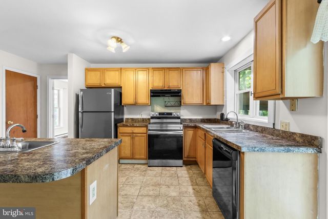 1229 FERN DR, Pocono Summit, PA 18346
