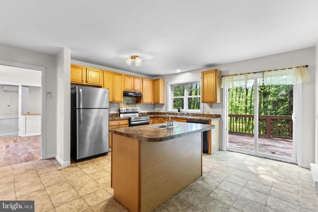 1229 FERN DR, Pocono Summit, PA 18346
