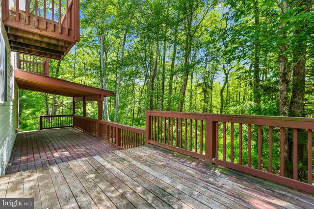 1229 FERN DR, Pocono Summit, PA 18346