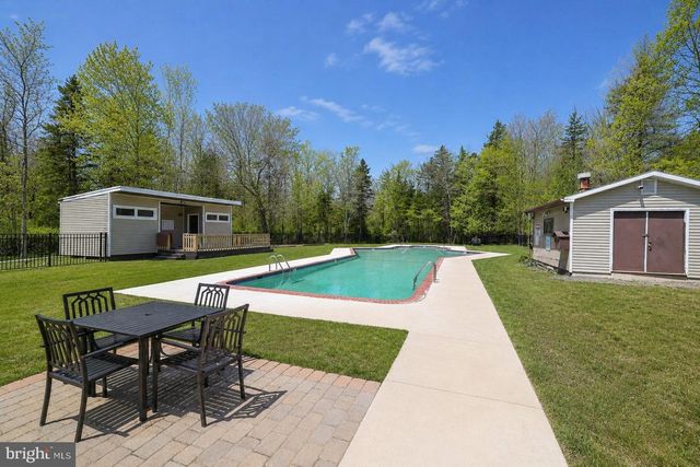 1229 FERN DR, Pocono Summit, PA 18346