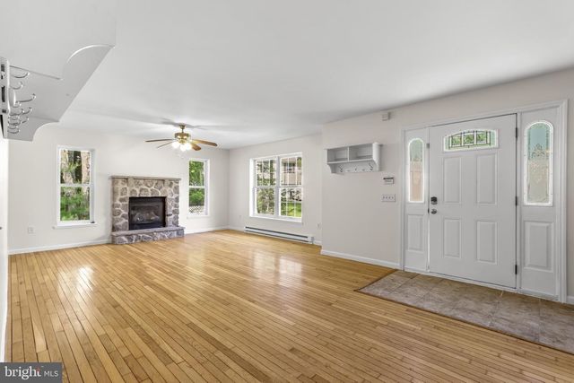 1229 FERN DR, Pocono Summit, PA 18346
