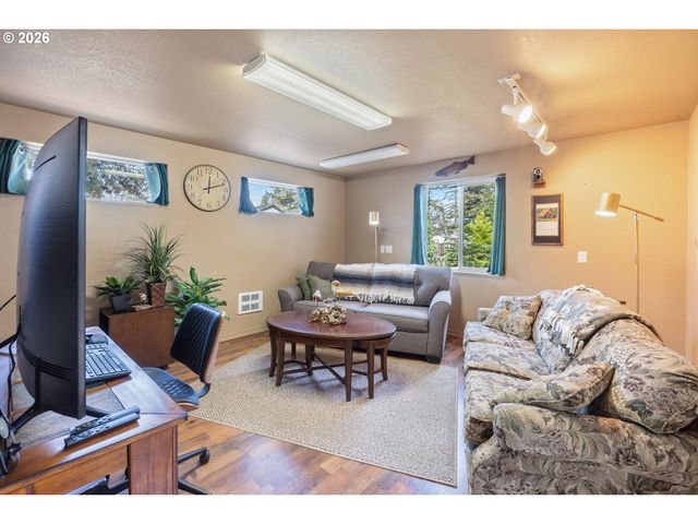 336 19TH St, Port Orford, OR 97465