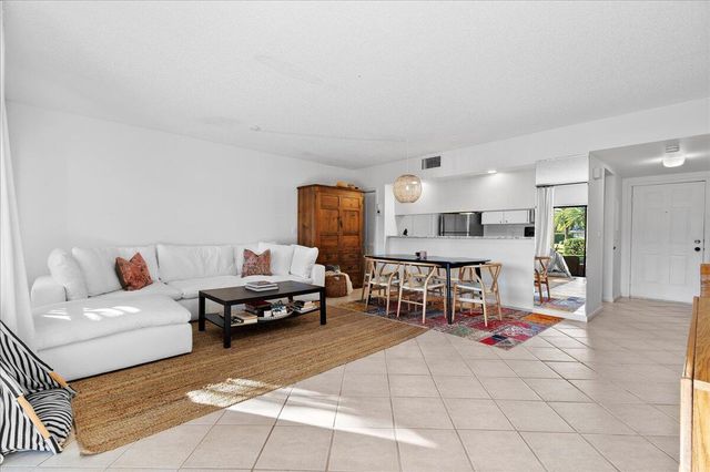 11863 Wimbledon Circle 446, Wellington, FL 33414