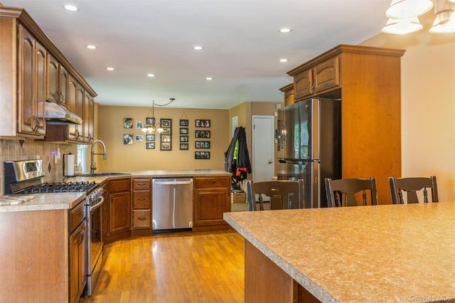 145 Bishop Lane, Holbrook, NY 11741