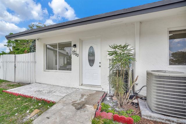1590 Kia Dr, Homestead, FL 33033