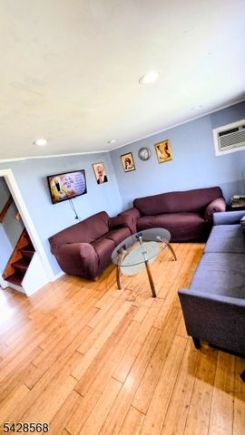 7 Barnard Pl, North Arlington Boro, NJ 07031