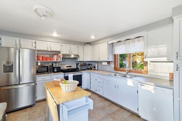 49 Grove St, Rockland, MA 02370