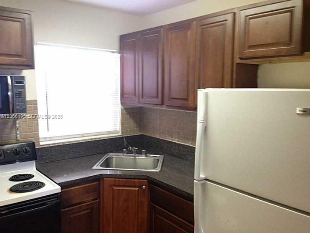 2008 Jackson Street E2, Hollywood, FL 33020