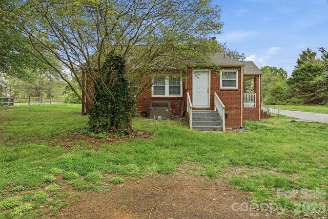 8825 Mcclure Circle, Charlotte, NC 28216