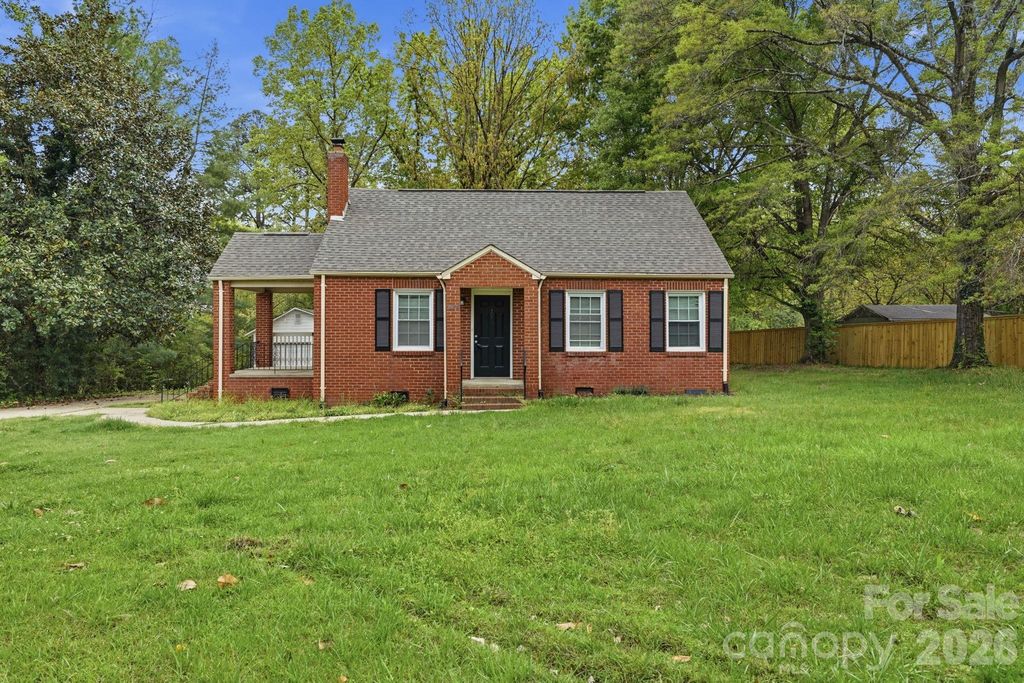 8825 Mcclure Circle, Charlotte, NC 28216