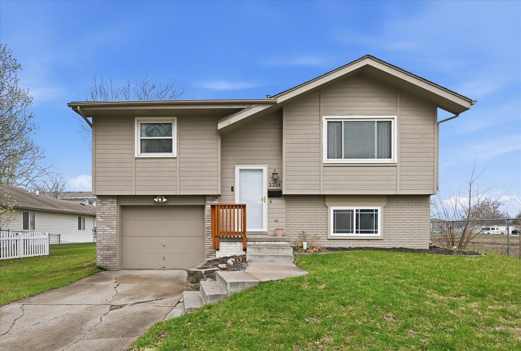 2214 S 8TH Street, Council Bluffs, IA 51501