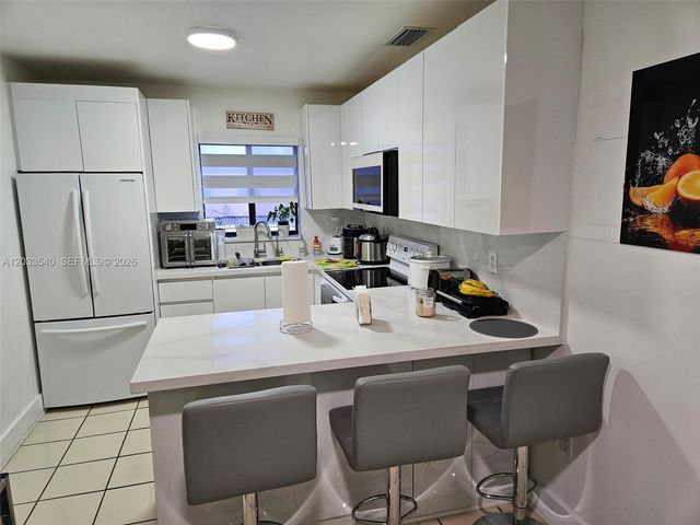 2348 W 56th Street 19, Hialeah, FL 33016