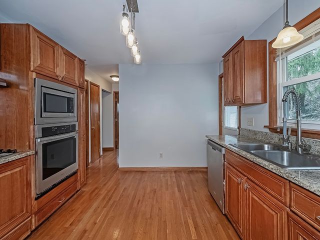 1460 Mohican Dr, Mt Lebanon, PA 15228