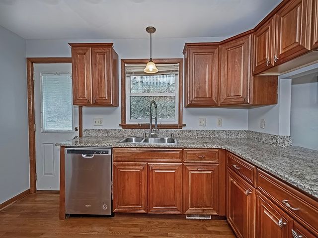 1460 Mohican Dr, Mt Lebanon, PA 15228