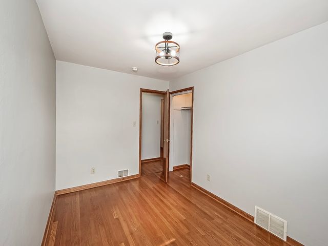 1460 Mohican Dr, Mt Lebanon, PA 15228