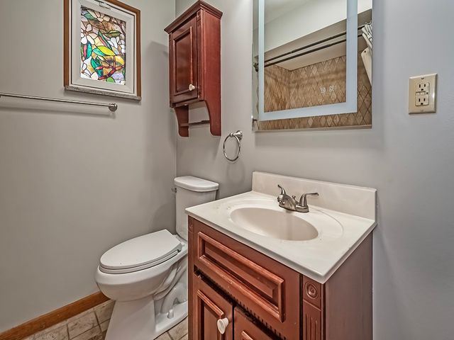 1460 Mohican Dr, Mt Lebanon, PA 15228