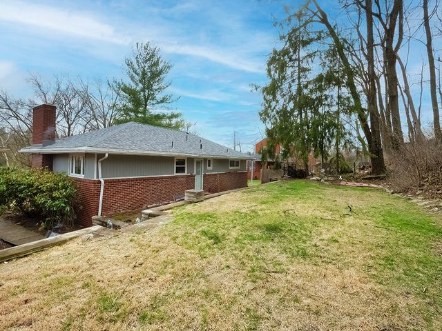 1460 Mohican Dr, Mt Lebanon, PA 15228