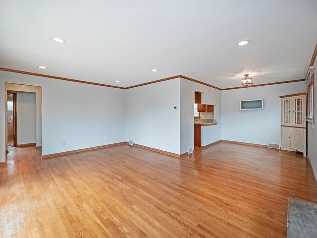 1460 Mohican Dr, Mt Lebanon, PA 15228