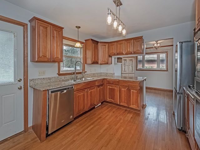 1460 Mohican Dr, Mt Lebanon, PA 15228