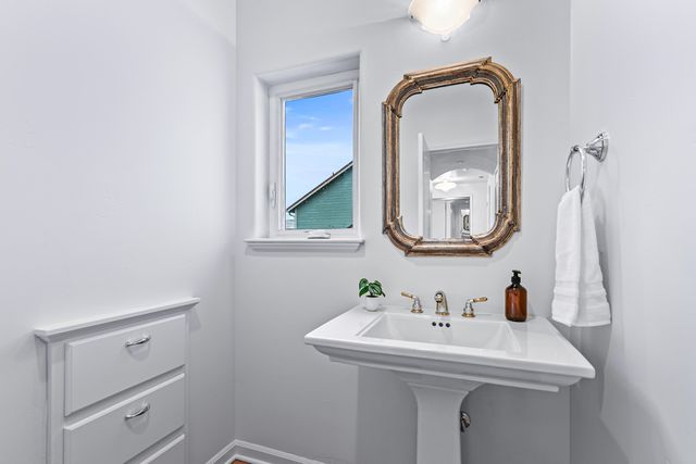 517 Lakota Way, Ashland, OR 97520