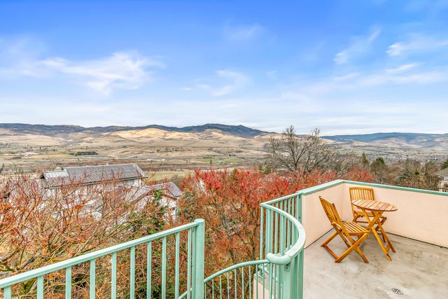 517 Lakota Way, Ashland, OR 97520