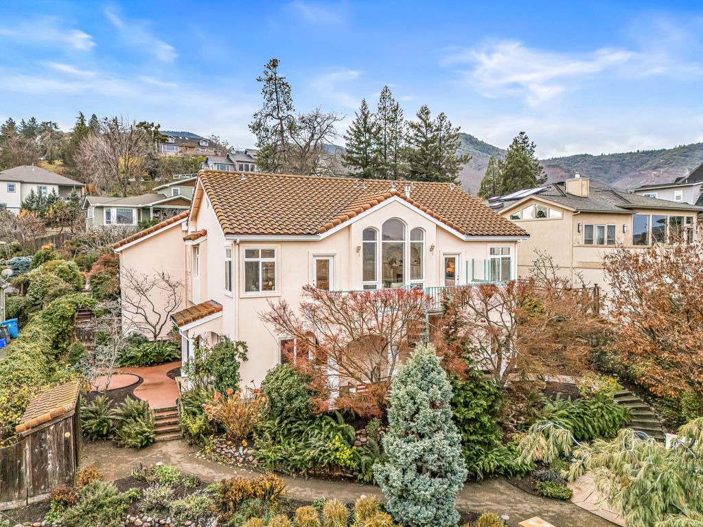 517 Lakota Way, Ashland, OR 97520