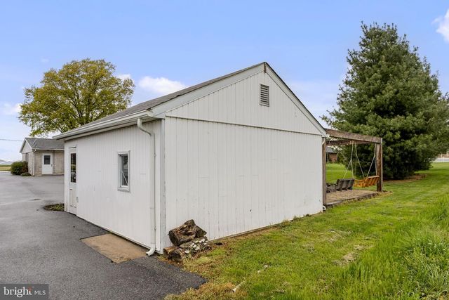 193 S SHIRK RD, New Holland, PA 17557