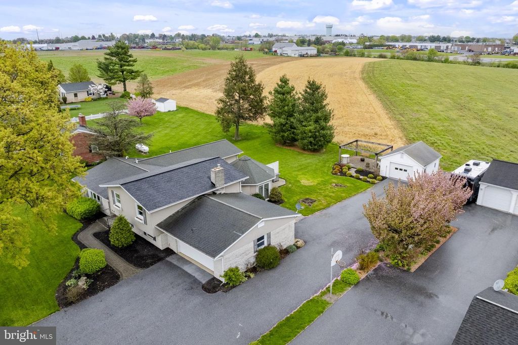193 S SHIRK RD, New Holland, PA 17557
