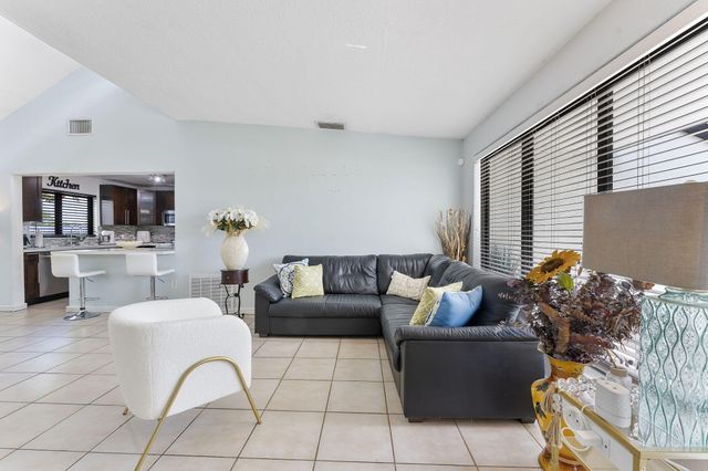 400 NW 98TH Avenue, Pembroke Pines, FL 33024