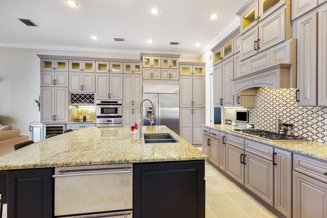 541 FORE DRIVE, Bradenton, FL 34208