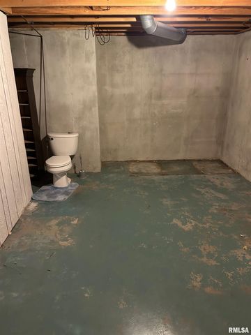 306 E POPLAR Street, Taylorville, IL 62568