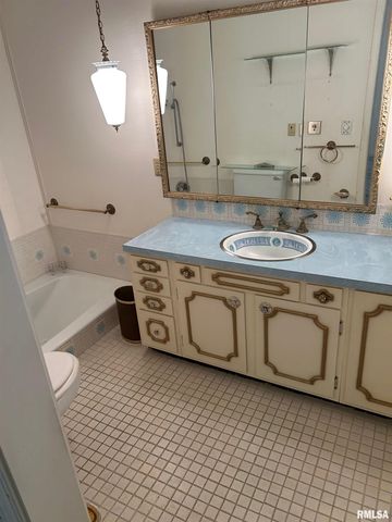 306 E POPLAR Street, Taylorville, IL 62568