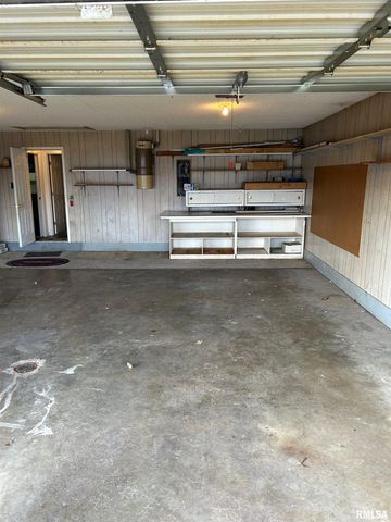 306 E POPLAR Street, Taylorville, IL 62568