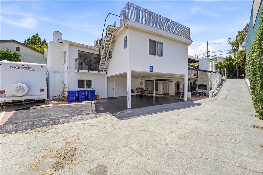 Image 21 of property listing at 2530 Hyperion, Los Angeles, CA 90027
