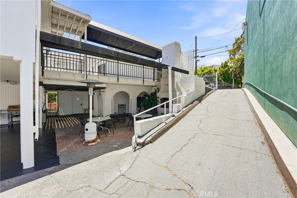 Image 22 of property listing at 2530 Hyperion, Los Angeles, CA 90027