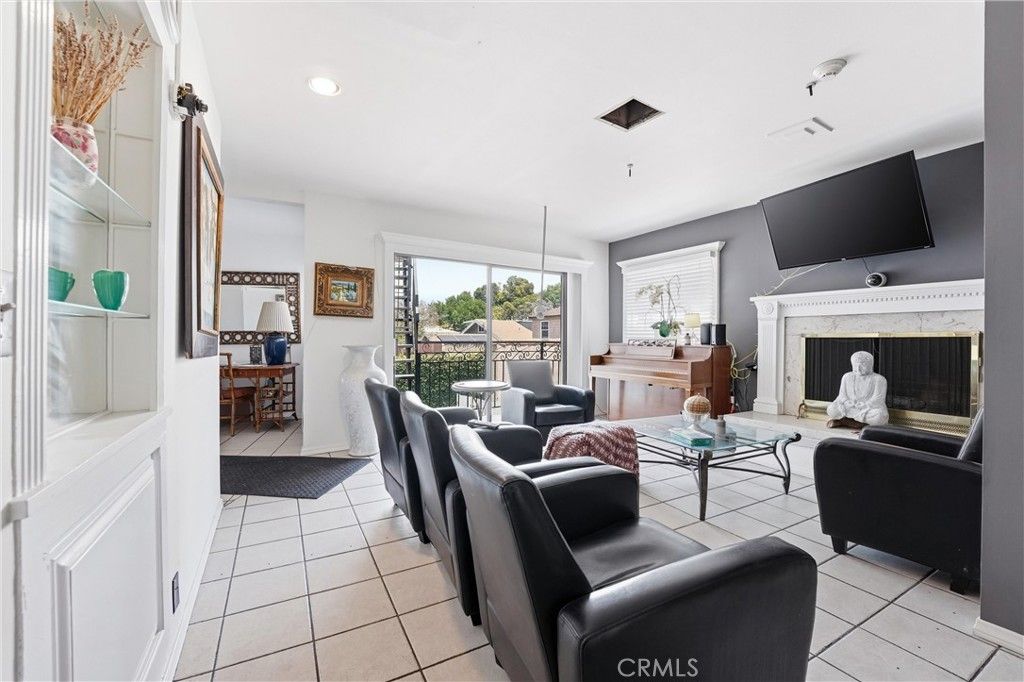 Image 23 of property listing at 2530 Hyperion, Los Angeles, CA 90027