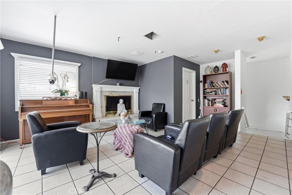 Image 24 of property listing at 2530 Hyperion, Los Angeles, CA 90027