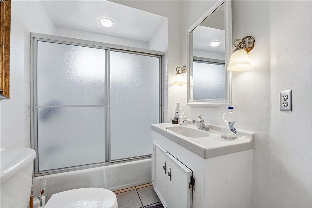 Image 28 of property listing at 2530 Hyperion, Los Angeles, CA 90027