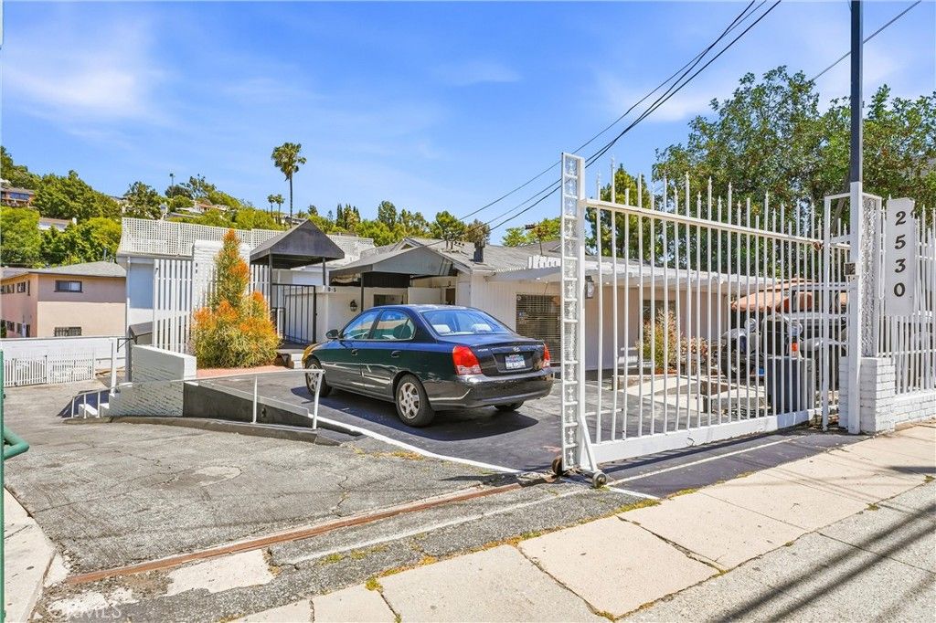 Image 3 of property listing at 2530 Hyperion, Los Angeles, CA 90027
