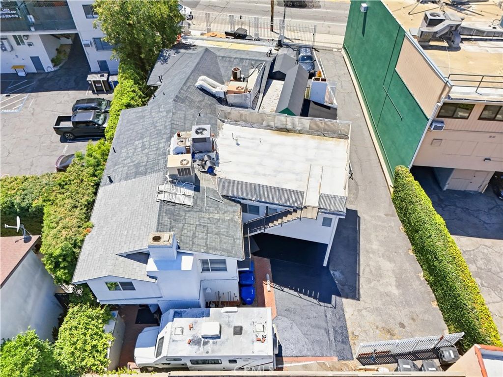 Image 33 of property listing at 2530 Hyperion, Los Angeles, CA 90027